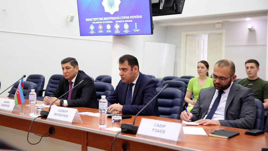Азербайджанская делегация на встрече с МВД