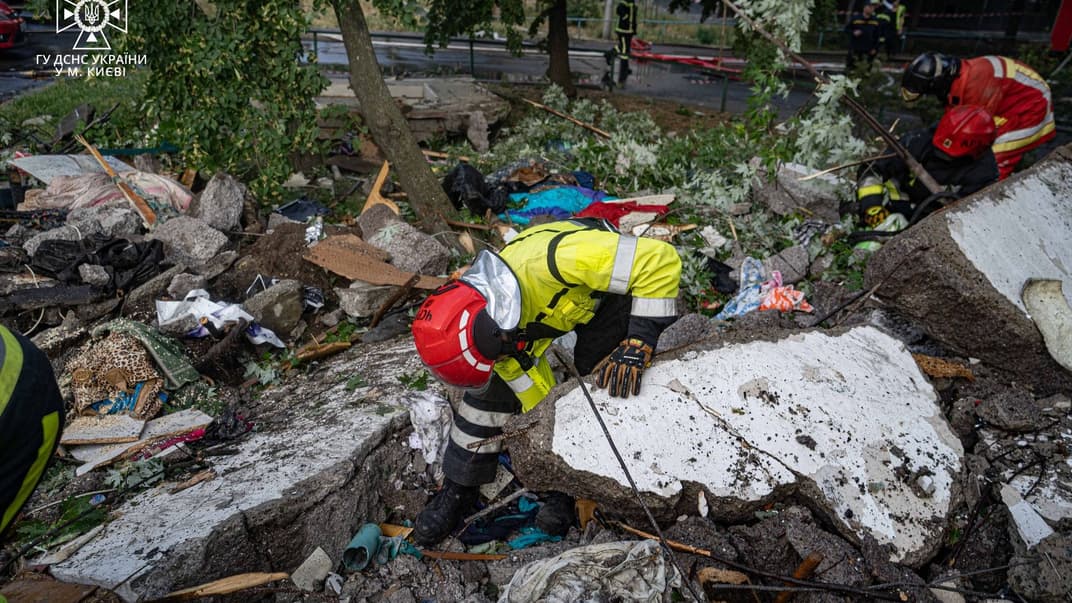 Рятувальники розбирають завали біля багатоповерхівки у Дніпровському районі Києва, де стався вибух, 22 червня 2023 року