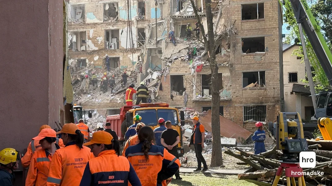 Аварійно-пошукові роботи в будинку в Києві, куди 23 червня влучила російська ракета
