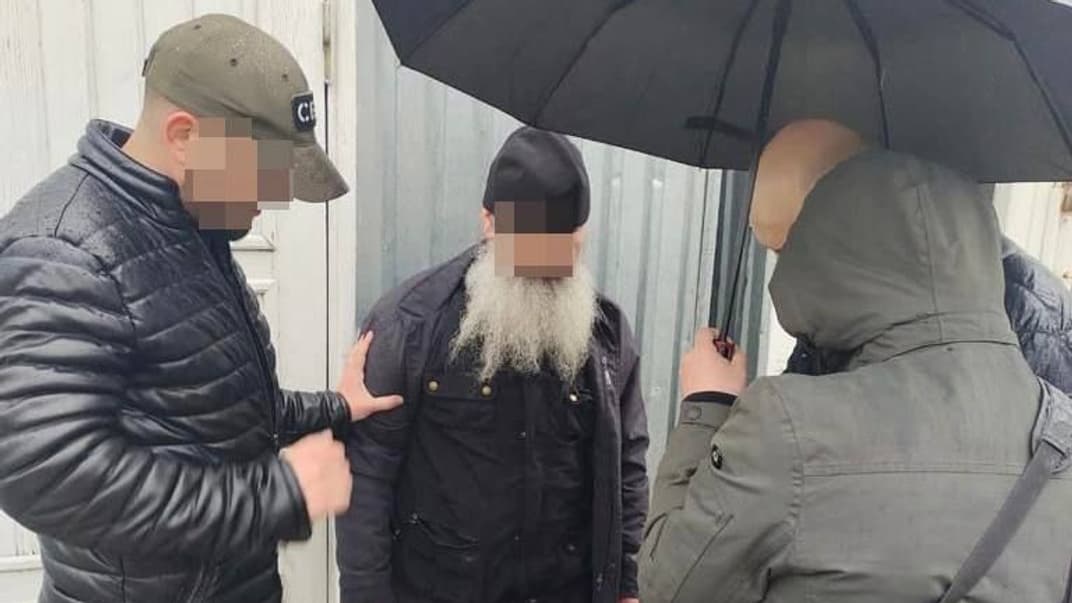 Послушник Почаївської лаври під час вручення йому підозри, квітень 2023 року