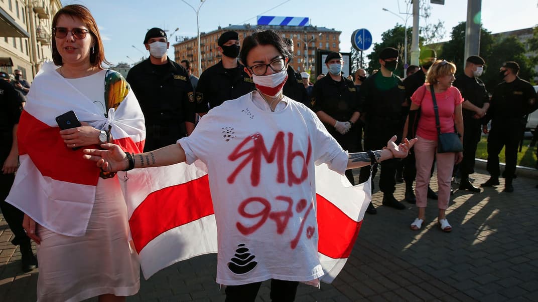 Протестующая в футболке с надписью «Я-МЫ 97%» во время акции протеста в Минске, Беларусь, 19 июня 2020 года. В противовес прозвищу Лукашенко «Саши три процента» сторонники оппозиционных кандидатов стали называть себя одними из оставшихся 97% белорусов