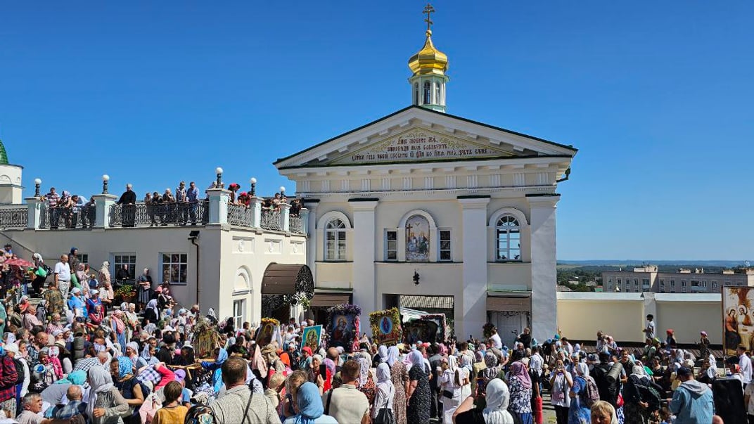Верующие УПЦ МП участвуют в крестном ходе в Почаевскую лавру по случаю праздника Успения Пресвятой Богородицы