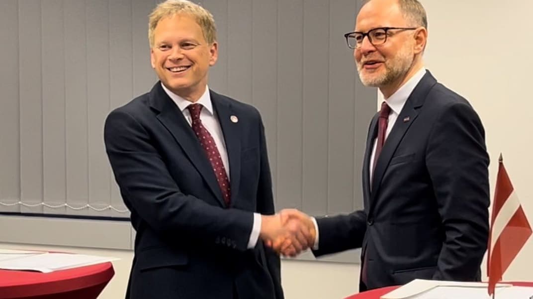 Міністр оборони Великої Британії Грант Шаппс (ліворуч) та міністр оборони Латвії Андріс Спрудс