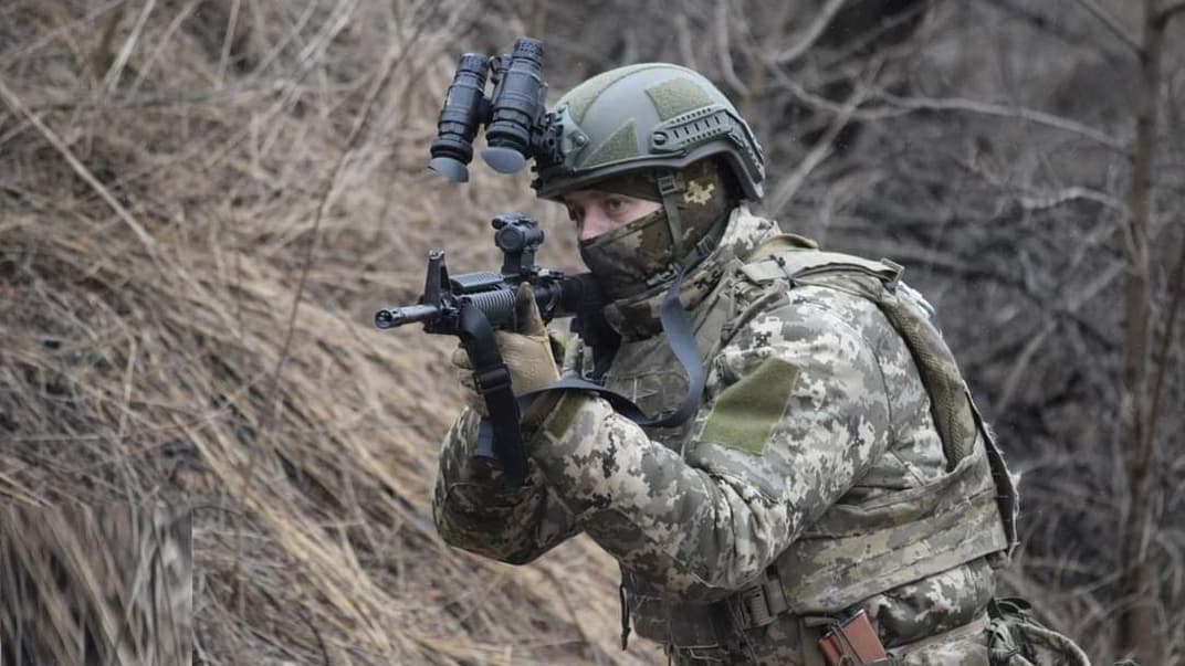 Український військовослужбовець зі зброєю. Ілюстративне фото