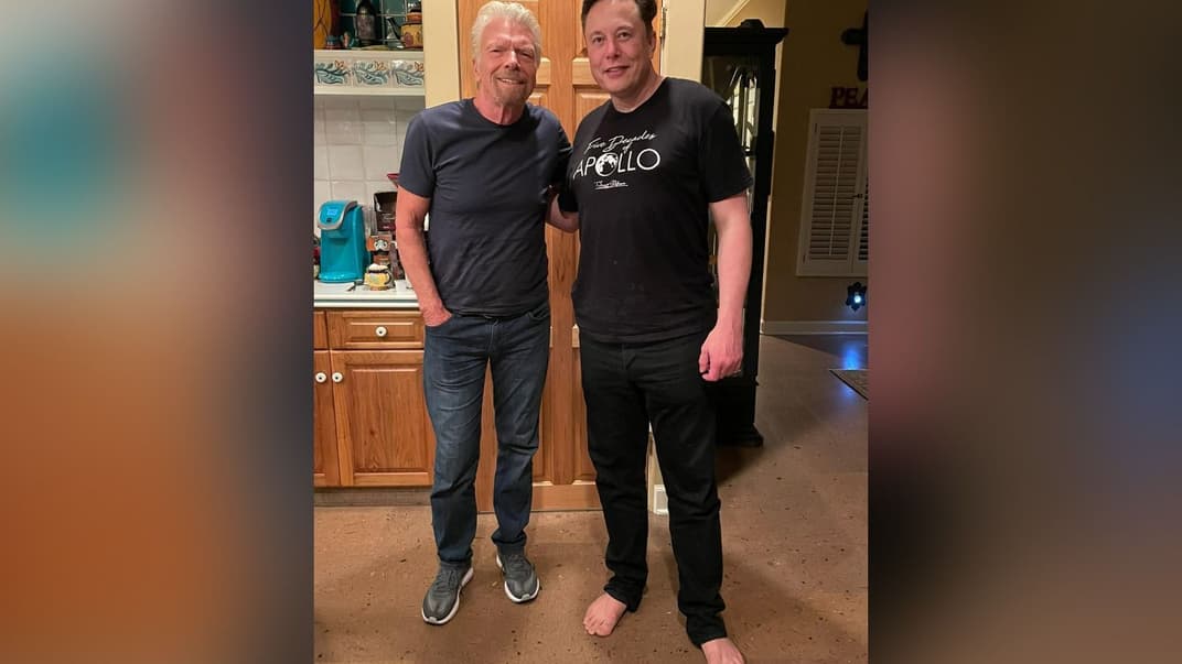 Миллиардер и основатель компании SpaceX Илон Маск с основателем компании Virgin Galactic, британским миллиардером Ричардом Брэнсоном