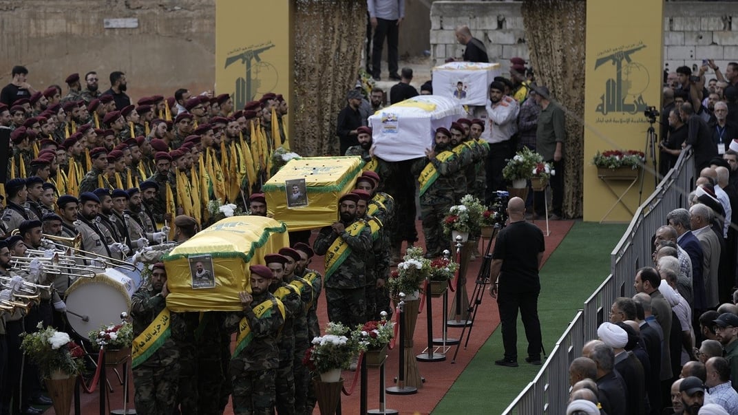 Иллюстративная фотография. Бойцы «Хезболлы» несут гробы четырех погибших товарищей, погибших от взрыва портативных пейджеров, южный пригород Бейрута, 18 сентября 2024 года