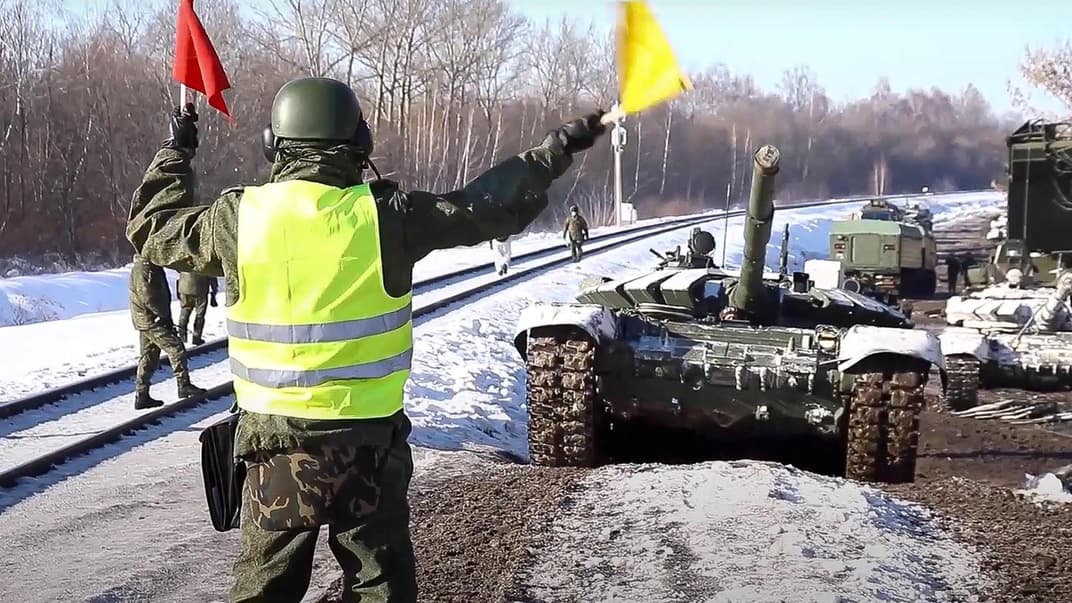 Танки российской армии загружаются на железнодорожные платформы, чтобы возвратиться на постоянную базу после учений в России. Скриншот видео, предоставленного пресс-службой Минобороны России в среду, 16 февраля 2022 года