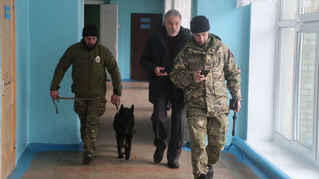 Правоохоронці перевіряють школу у Броварах після повідомлення про нібито мінування, 21 січня 2022 року