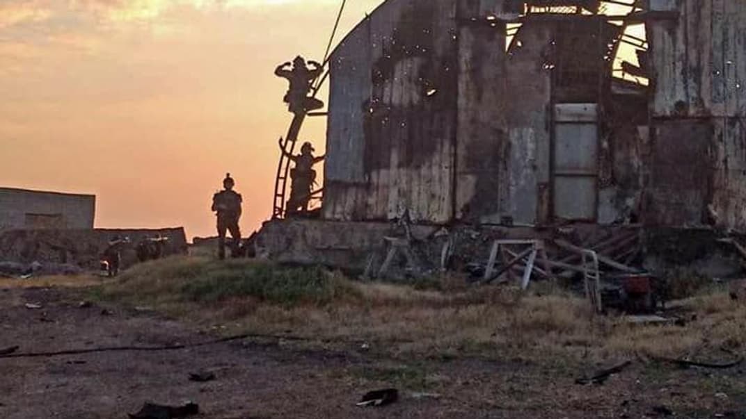 Військові ЗСУ встановлюють український прапор на острові Зміїний, 7 липня 2022 року