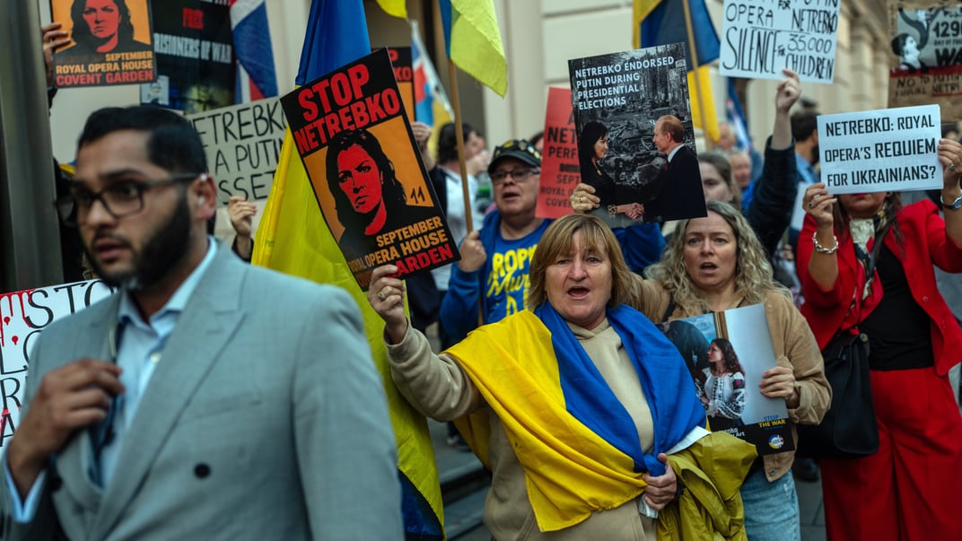 Протестувальники зібралися біля Королівського оперного театру, щоб висловити незгоду з виступом російської сопрано Анни Нетребко на прем'єрі опери «Тоска», Лондон, 11 вересня 2025 року