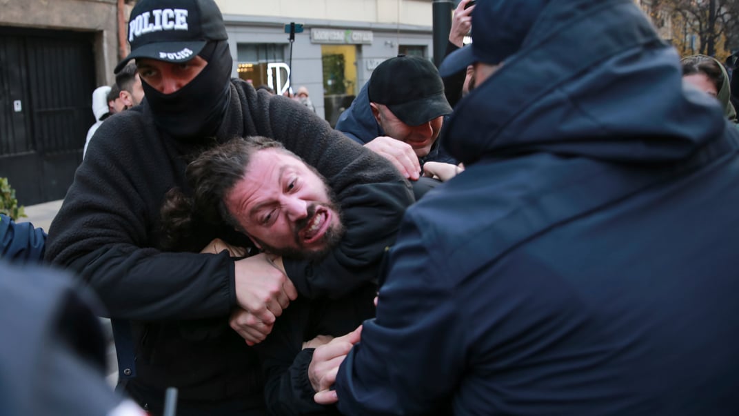 Поліція намагається затримати протестувальника під час мітингу проти результатів парламентських виборів у Тбілісі, Грузія, 19 листопада 2024 року