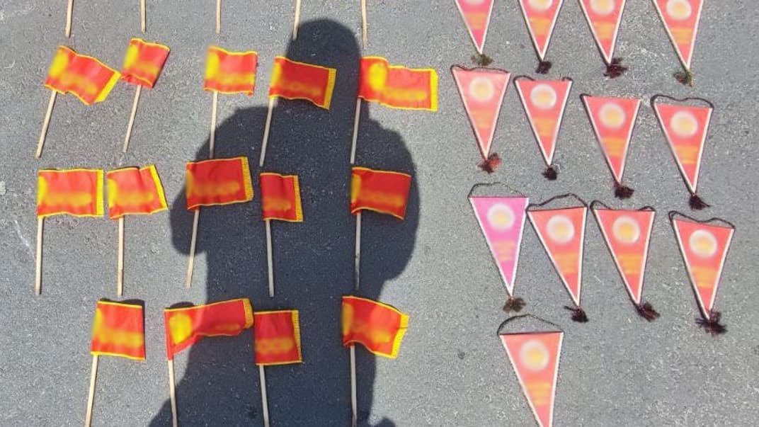 Прапорці, які зняли з паркану