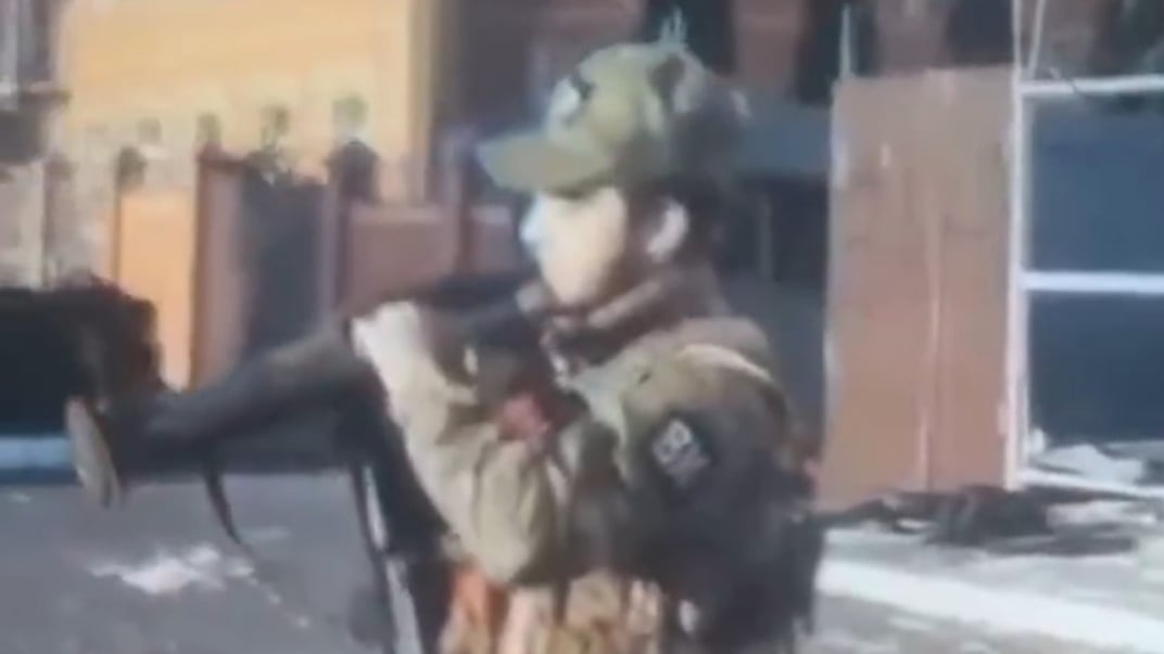 российский военный готовится к выстрелу по домам в Судже