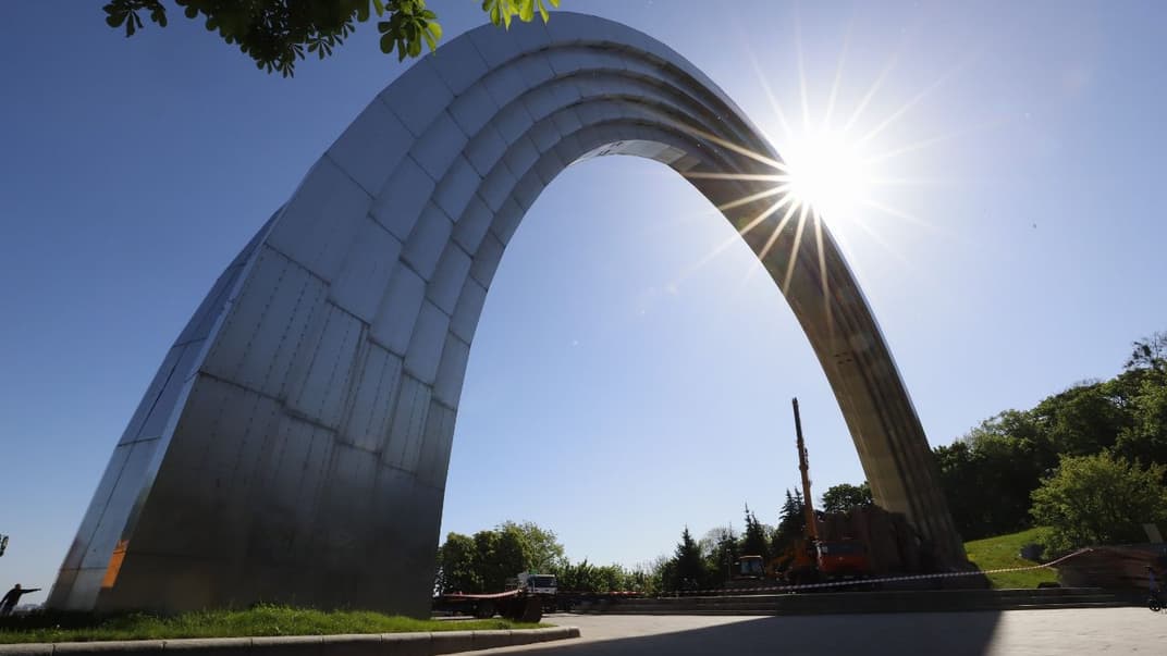 Демонтаж композиции в честь Переяславского совета под Аркой свободы украинского народа, 30 апреля 2024 года