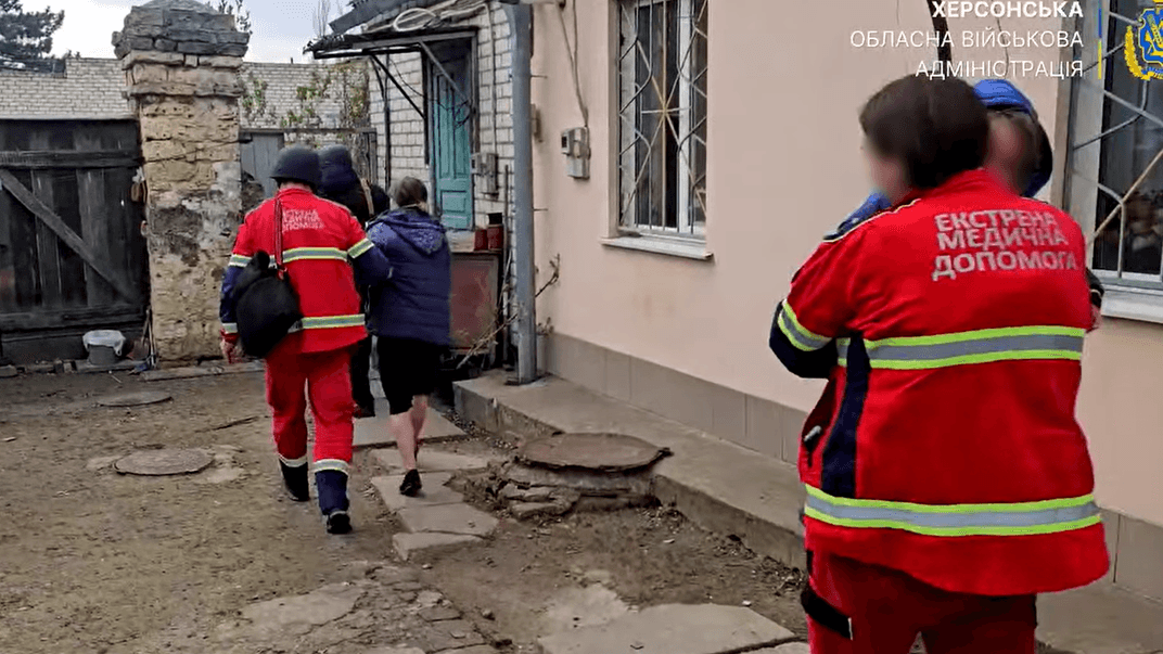 Медики шпиталізують вагітну жінку та її сина