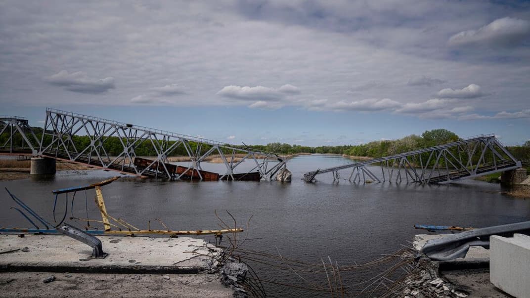 Зруйнований залізничний міст біля м. Лиман, 30 квітня 2022 року