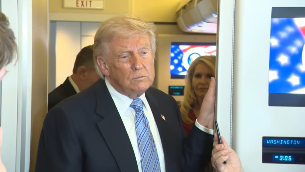 Президент США Дональд Трамп спілкується із журналістами на борту літака