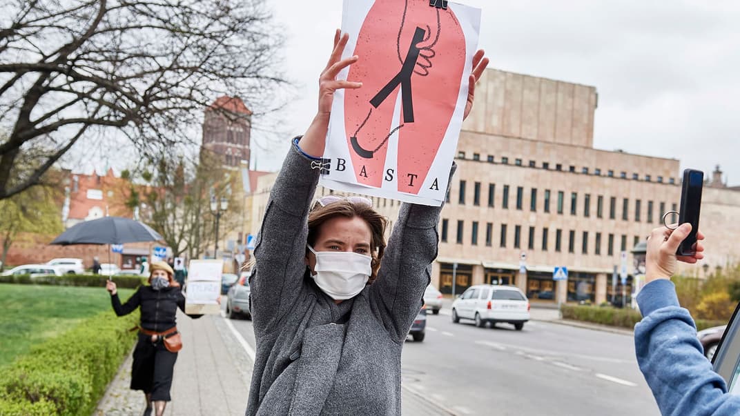 Активістки кампанії «Жінки страйкують: ми не складаємо парасольок» протестують проти законопроєкту про заборону абортів в Гданську, Польща, 15 квітня 2020 року. Перший масовий протест учасниць кампанії відбувся 3 жовтня 2016 року, в той цей день лив дощ, маніфестанти були під парасольками, відтоді парасолька стала символом цього жіночого руху