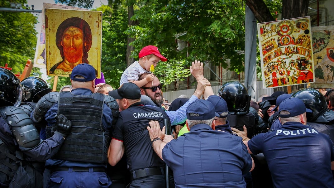 Молдовська поліція та карабінери відганяють протестувальників проти маршу на підтримку ЛГБТК, 15 червня 2025 року