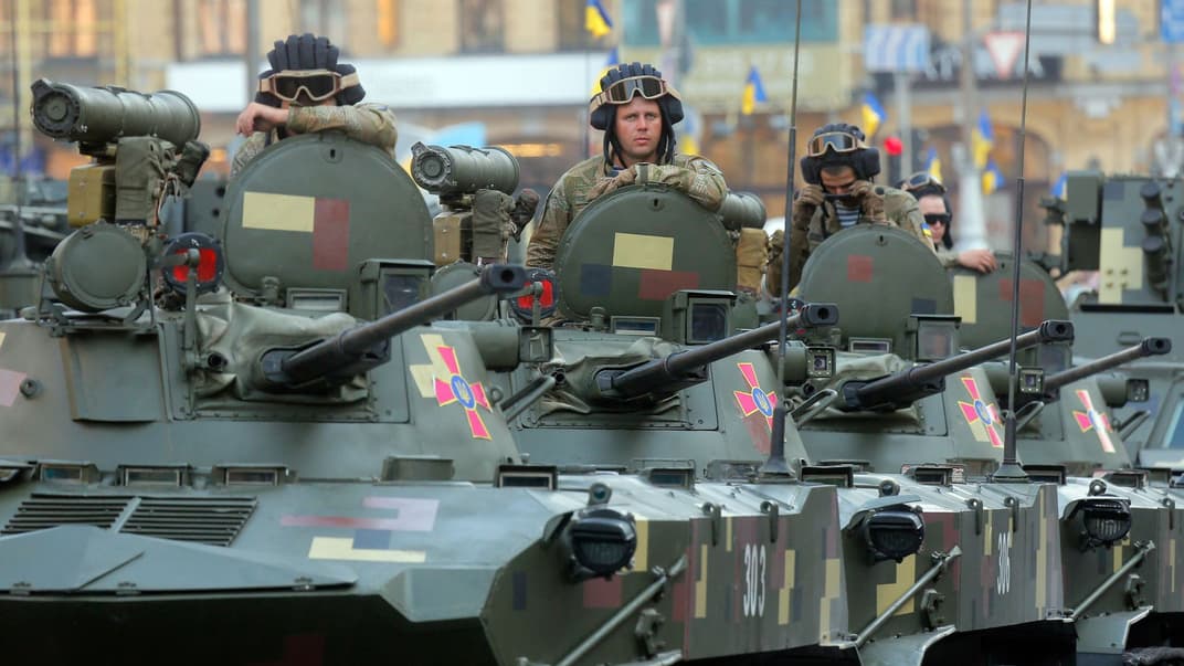 Військові їдуть по центру Києва під час репетиції параду до Дня Незалежності, Україна, 22 серпня 2016 року.