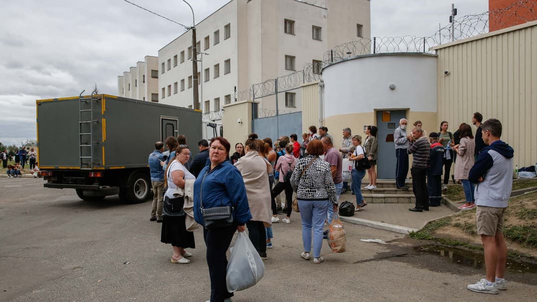Белорусы стоят у изолятора временного содержания, где находятся их родственники, которые принимали участие в протестах после президентских выборов в Минске, Беларусь, 12 августа 2020 года.