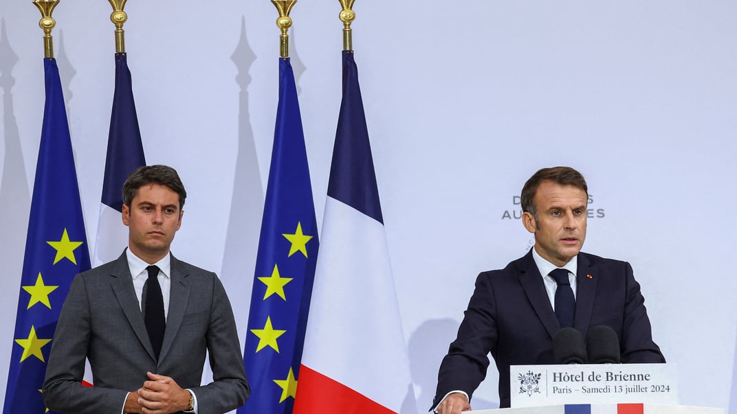 Президент Франції Емманюель Макрон із прем'єр-міністром Габріелем Атталем, 13 липня 2024 року