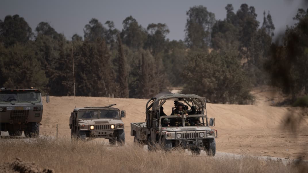 Израильские солдаты движутся вблизи границы с Сектором Газа, 10 июня 2024 года