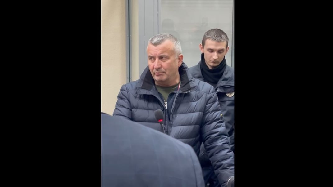 Колишній командувач ОТУ «Харків» Юрій Галушкін слухає рішення Печерського районного суду 24 січня 2025 року