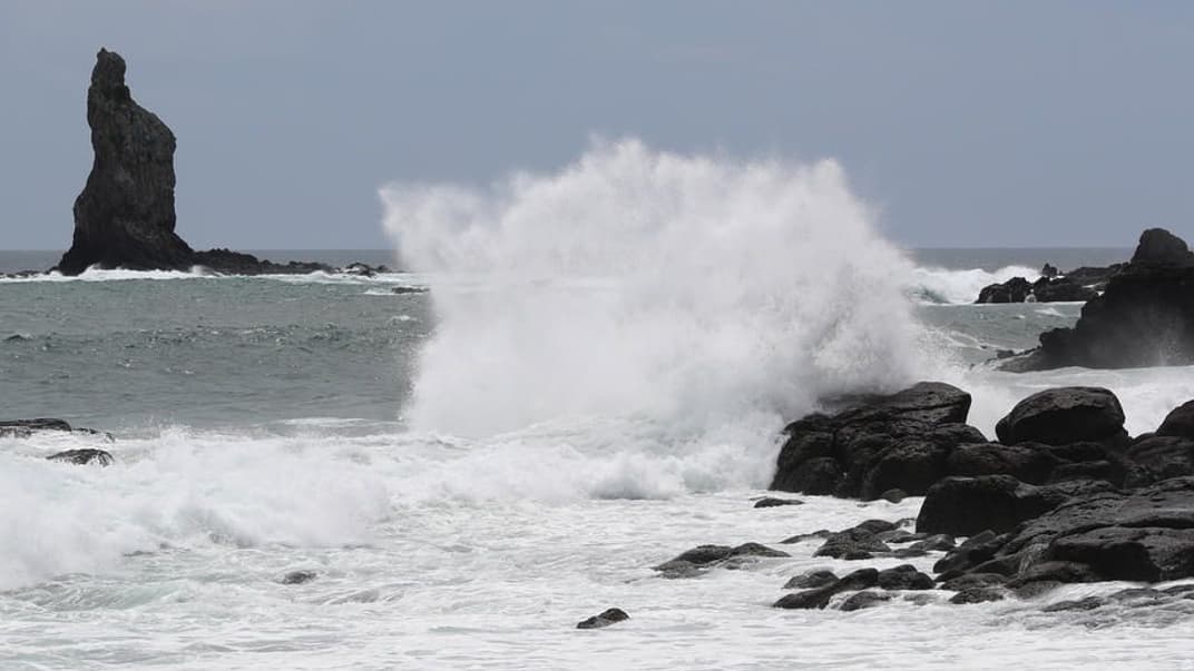 Высокие волны обрушились на побережье в Миядзаки, префектура Миядзаки, Япония, 5 сентября 2020 года