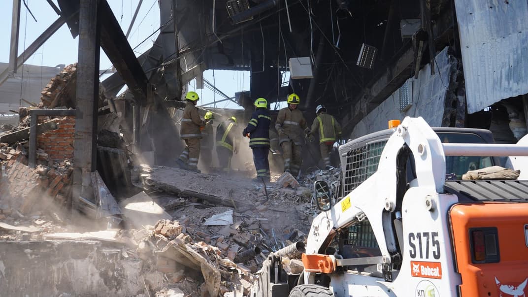 Рятувальники продовжують розбирати завали ТЦ у Кременчуку, 29 червня 2022 року