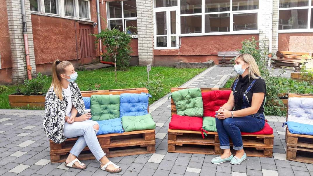 Викладачки ліцею імені Івана Пулюя у Львові показують, як у школі планують дотримуватися соціальної дистанції.