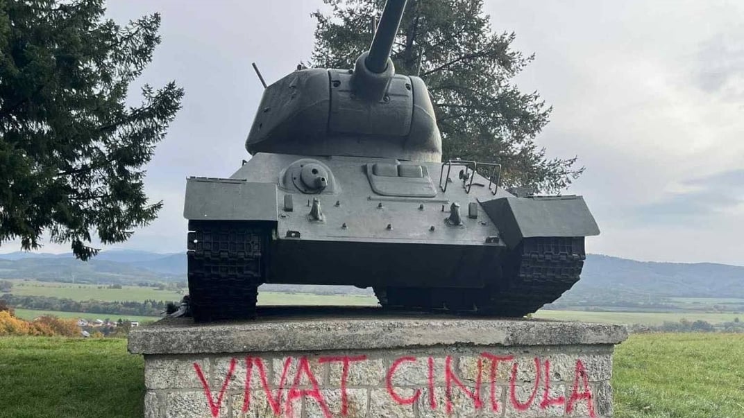 Пошкоджений пам'ятник у словацькому селі Косорін Пошкоджений пам'ятник у словацькому селі Косорін