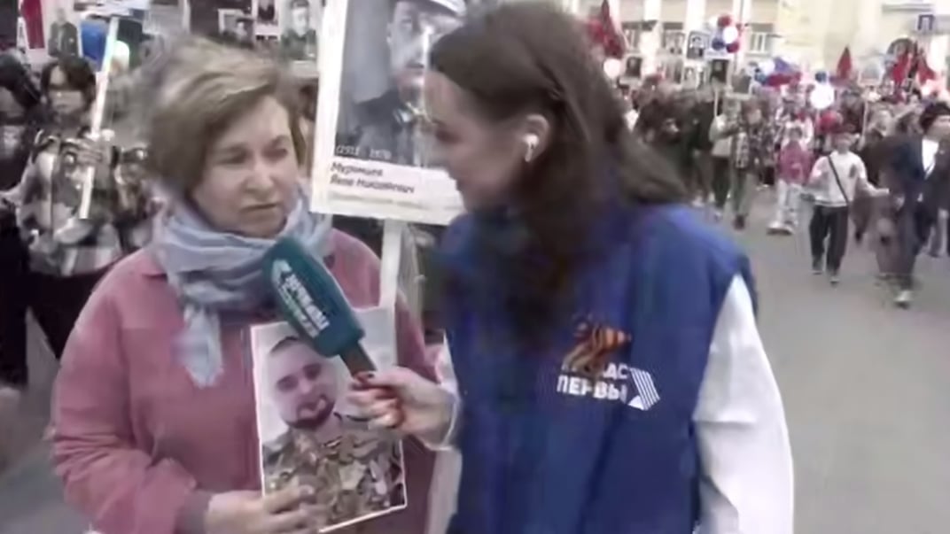 Журналістка російського телеканалу «Кузбасс первый» Марина Кисельова під час ходи «Безсмертного полку» в Кемерово