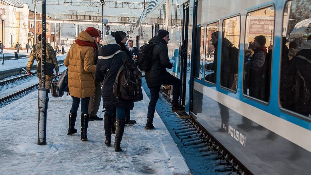 Пасажири на залізничному вокзалі у Полтаві