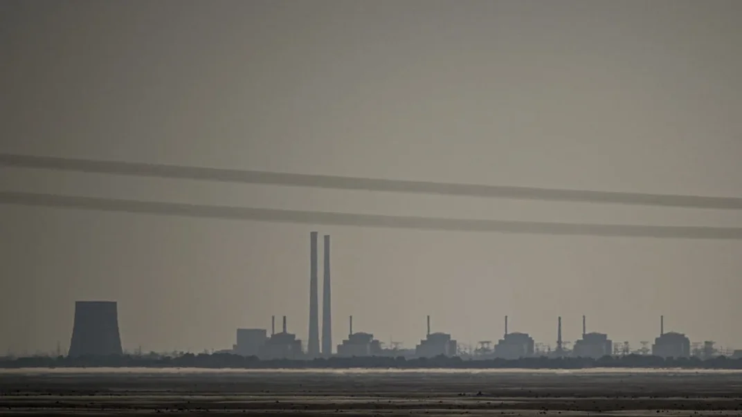 Краєвид на Запорізьку АЕС з Нікополя, що за 7 кілометрів від станції у Дніпропетровській області