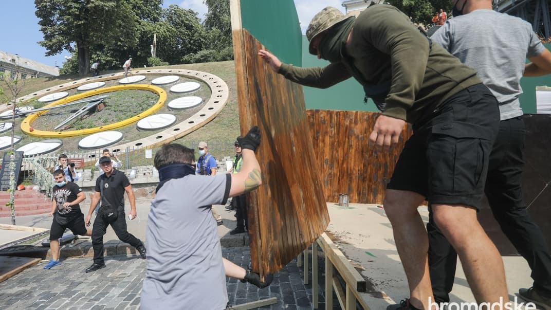 Активісти зносять декорації квартири радянського часу на вулиці Інститутській у Києві, 17 серпня 2021 року