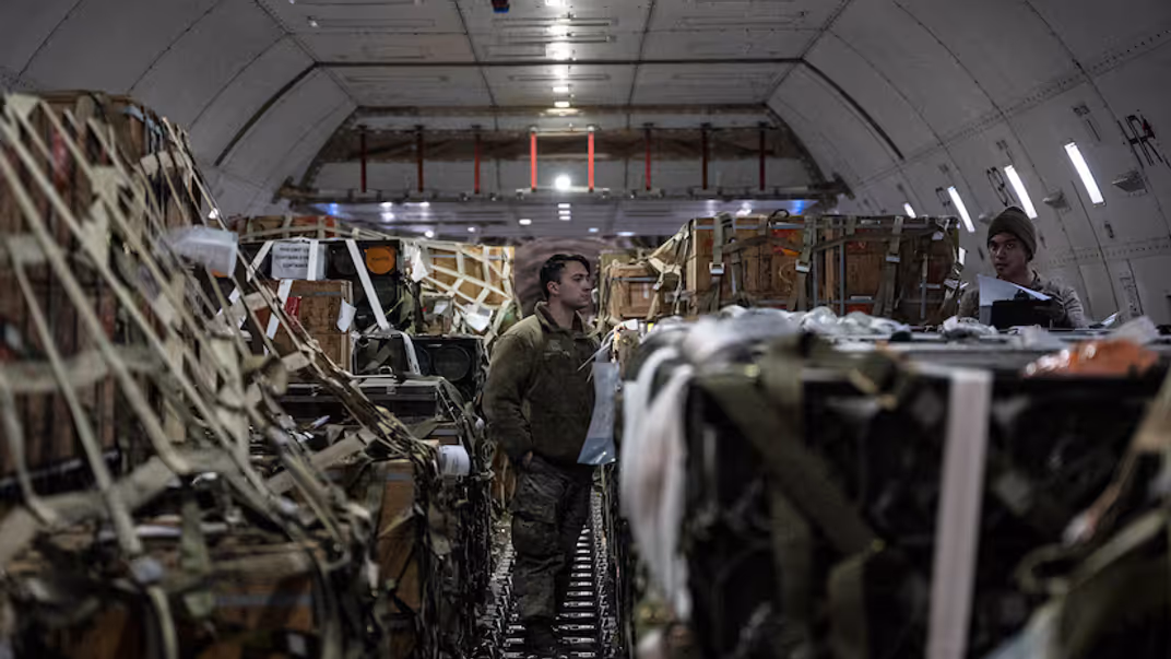 Ілюстративне фото. Військові США вантажать пакет військової допомоги Україні, 2023 рік