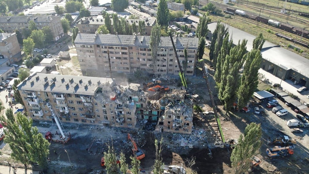 Дом в Киеве, в который попала российская ракета в ночь на 28 августа