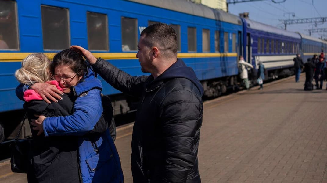 Женщина, которая смогла эвакуироваться из Мариуполя, обнимает свою сестру на вокзале во Львове, 20 марта 2022 года