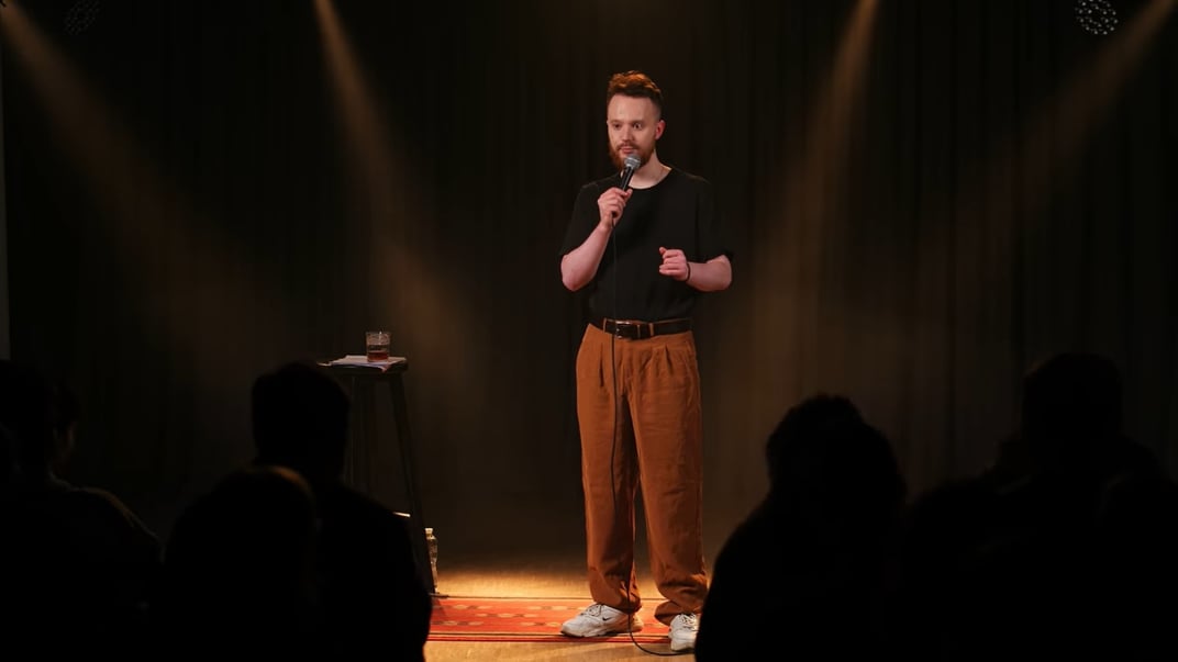 Стендап-комик Антон Стенюк выступает на своем сольном концерте «Чувствительный»
