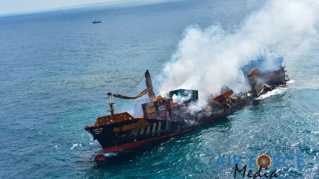 Контейнеровоз X-Press Pearl під час пожежі 2 червня 2021 року