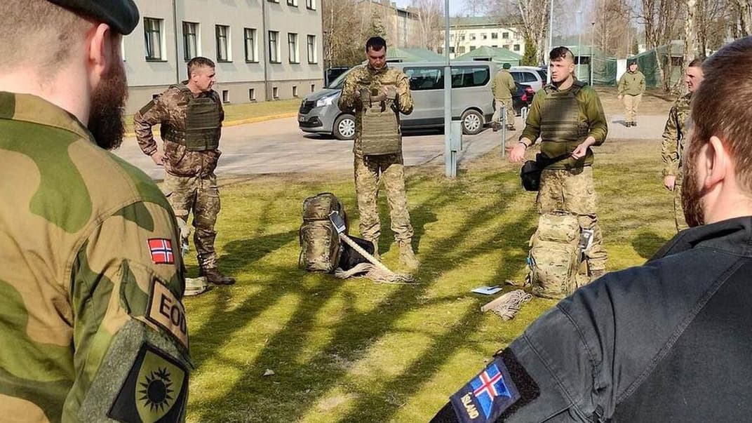 Ісландські та українські військові на навчаннях з розмінування