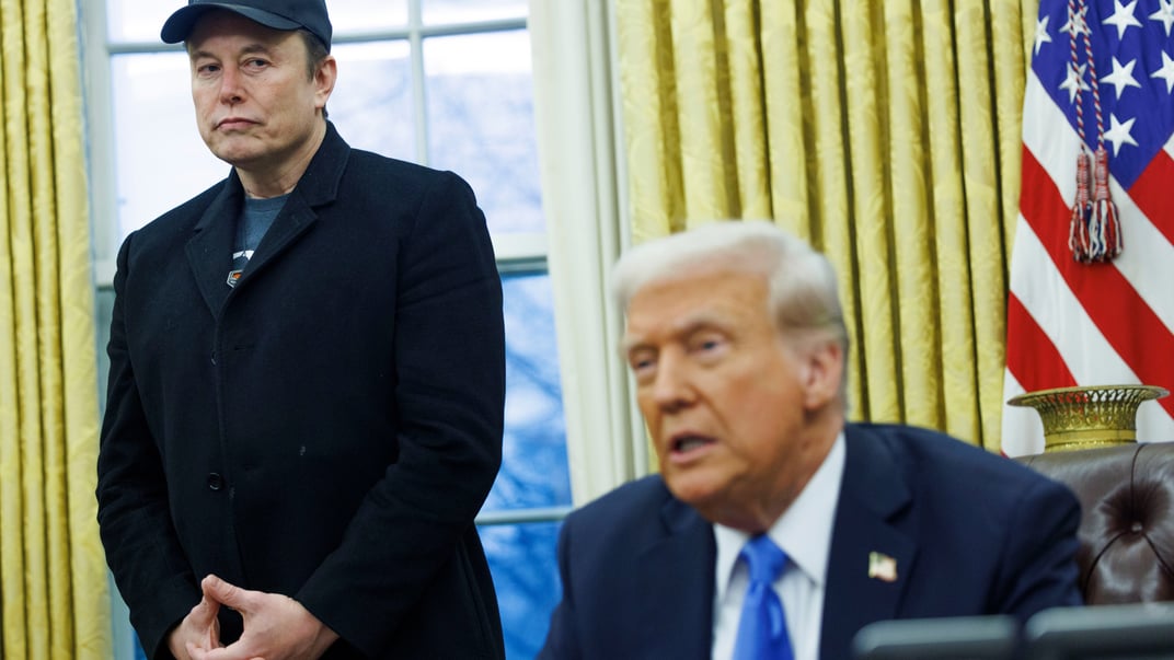 Бізнесмен Ілон Маск поруч із президентом США Дональдом Трампом в Овальному офісі Білого дому, 11 лютого 2025 року
