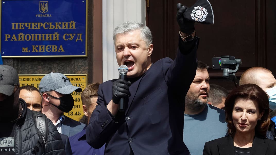 Пятый президент Украины Петр Порошенко общается с участниками акции в его поддержку возле Печерского районного суда в Киеве, 8 июля 2020