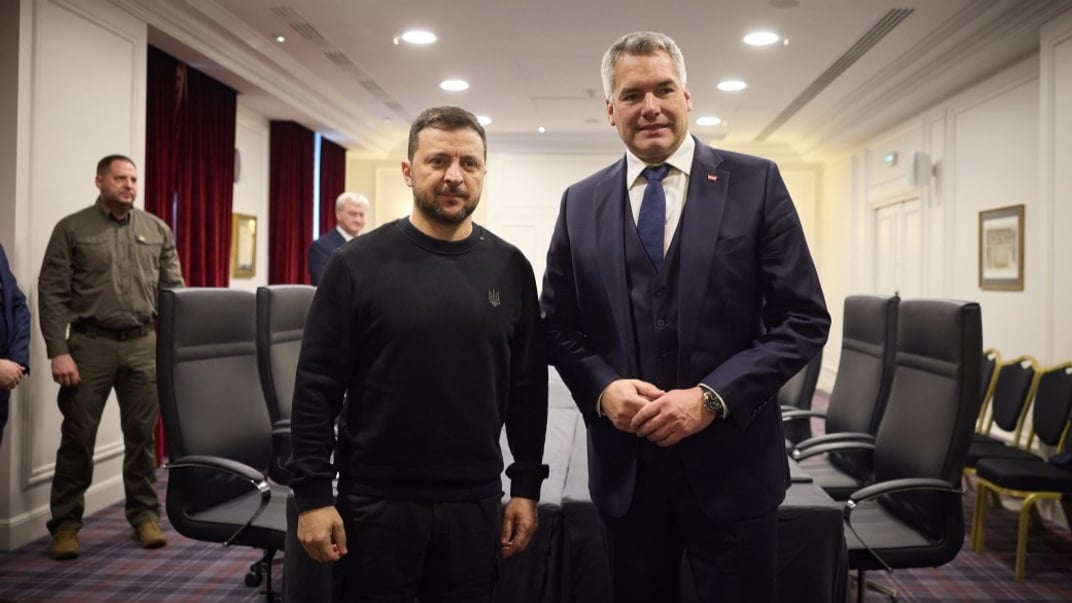 Президент Владимир Зеленский с Федеральным канцлером Австрии Карлом Нехаммером во время встречи в Париже 7 декабря 2024 года