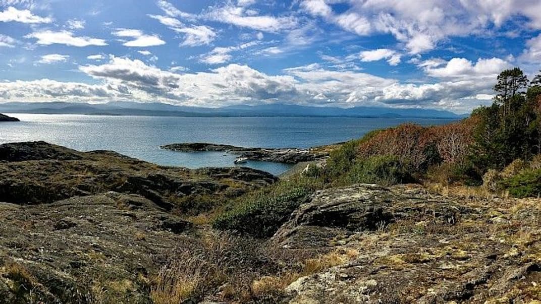 Острів Західний Балленас, розташований у морі Селіш у канадській провінції Британська Колумбія