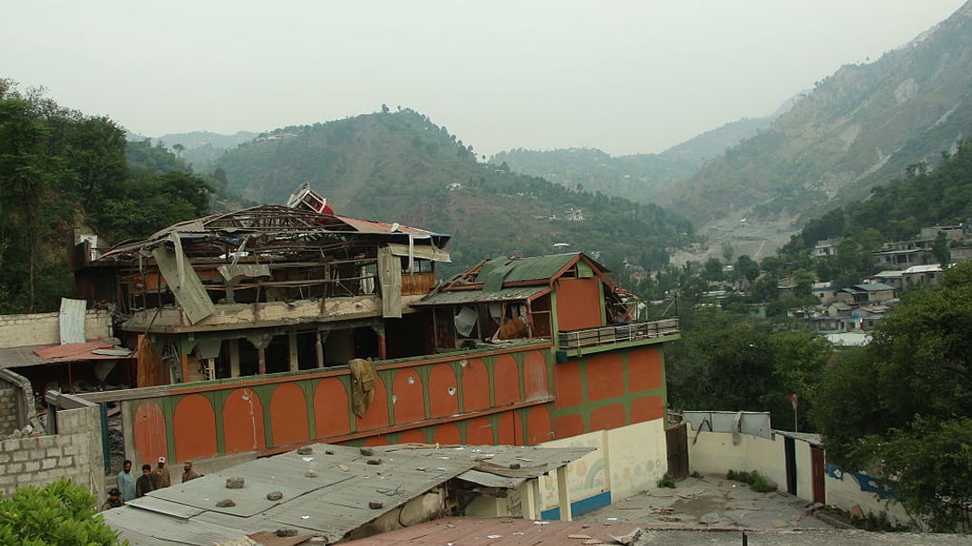 Вид на руйнування мечеті Білал в пакистанському Кашмірі після того, як Індія завдала удару по Пакистану, у Шаваї, Музаффарабад, Пакистан, 7 травня 2025 року