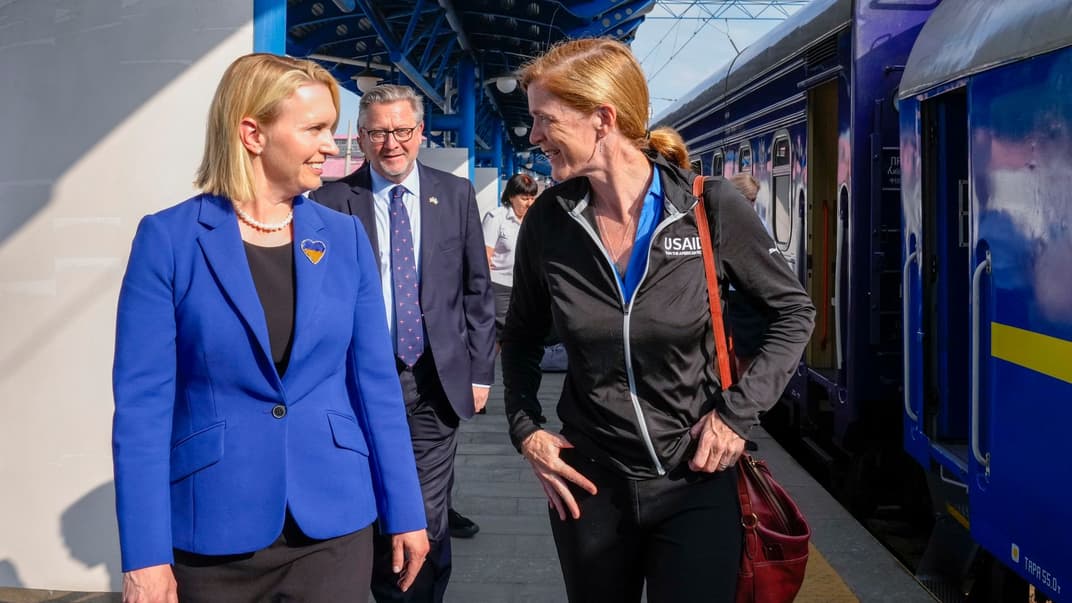 Пані посол США в Україні Бріджит Брінк та глава USAID Саманта Павер на вокзалі в Києві, 17 липня 2023 року