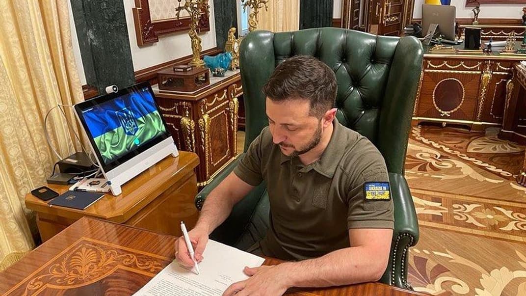 Володимир Зеленський підписує закон про ратифікацію Стамбульської конвенції, 21 червня 2022 року