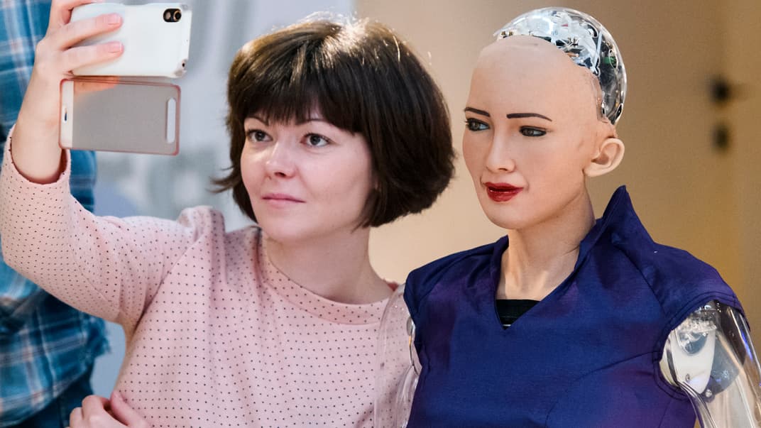 Дівчина робить селфі із людиноподібною роботом (гіноїдом) Софію у Києві, 11 жовтня 2018 року. Софія, розроблена гонконгською компанією Hanson Robotics і спроектована таким чином, щоб вчитися і адаптуватися до поведінки людей, а також співпраці з ними. Вона стала першою у світі роботом, що отримав громадянство будь-якої країни.   